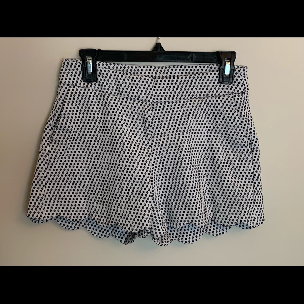 Attyre ladies Mid-rise waist scallop hem shorts